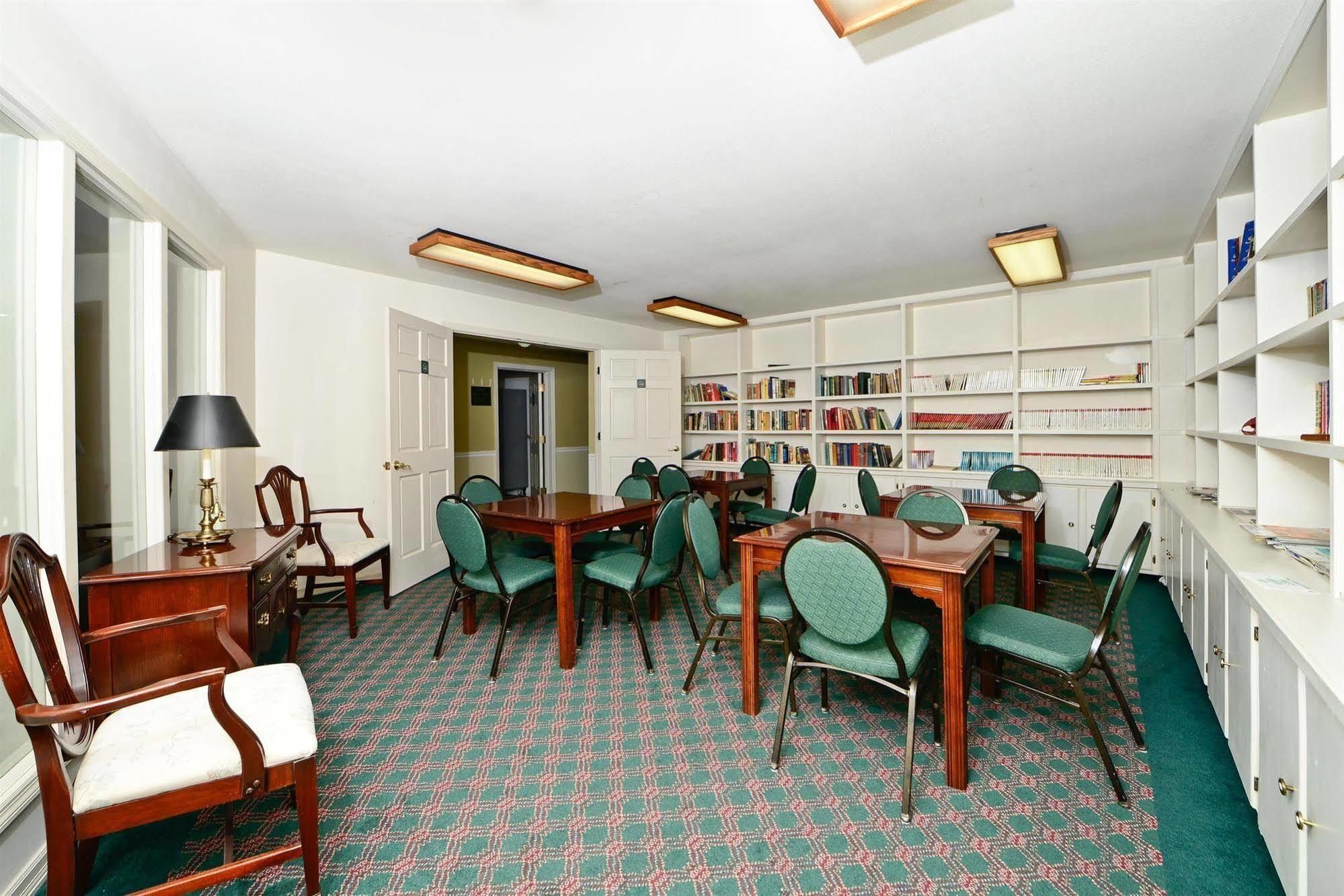 Days And By Wyndham Hotel